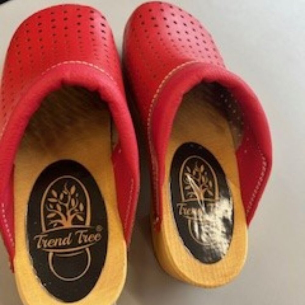 Comfortable Red Health Clogs – Women’s Wooden Clogs with Soft Leather and Light